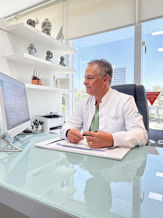 Dr. Márcio Teixeira em atendimento
